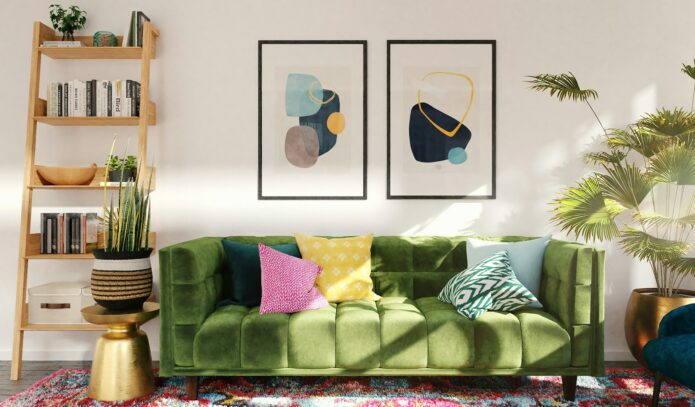 Zielona aksamitna sofa z kolorowymi poduszkami w jasnym salonie – aranżacja na kolorowo